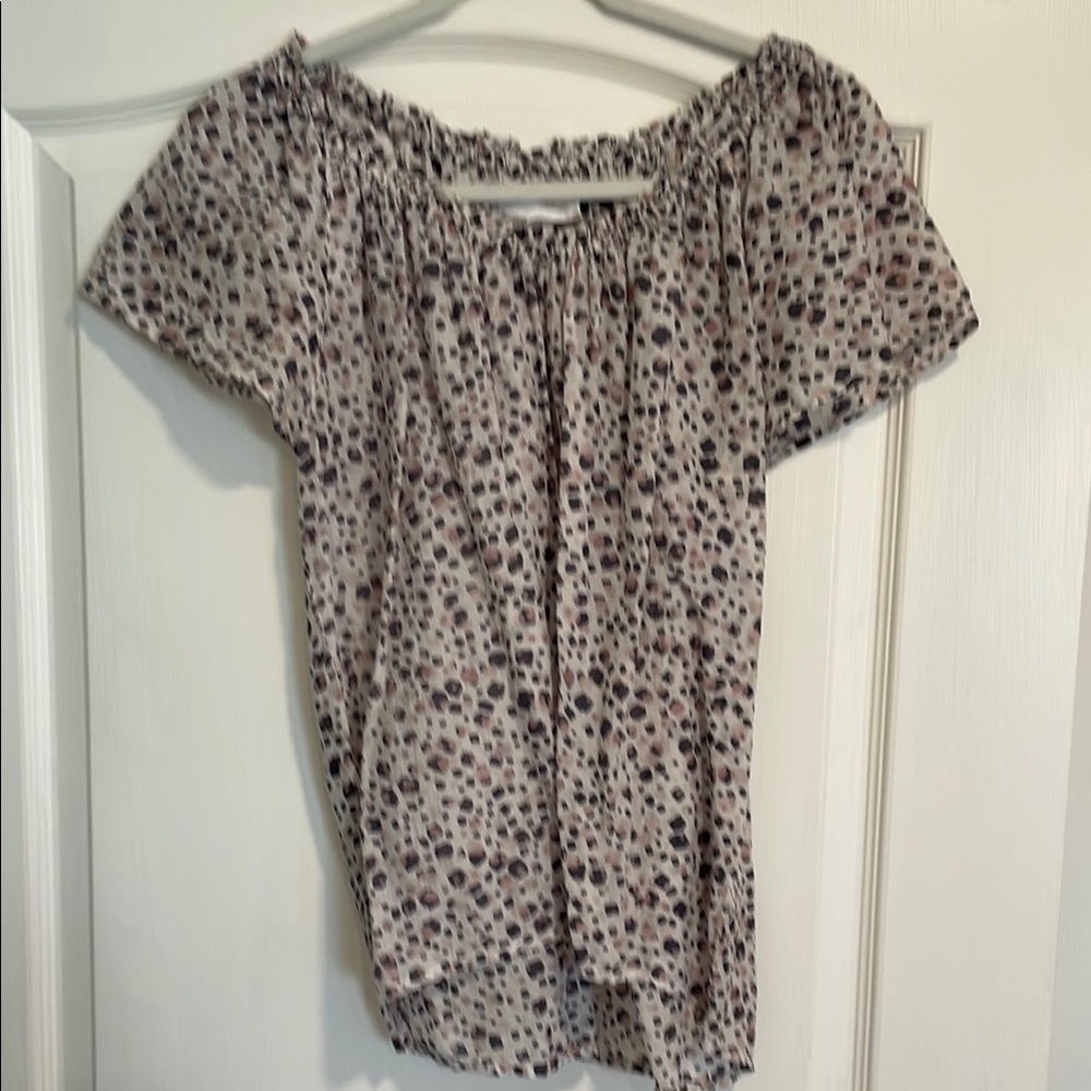 XiRENA Tan and Cream Flutter Sleeve Puff Sleeve Top